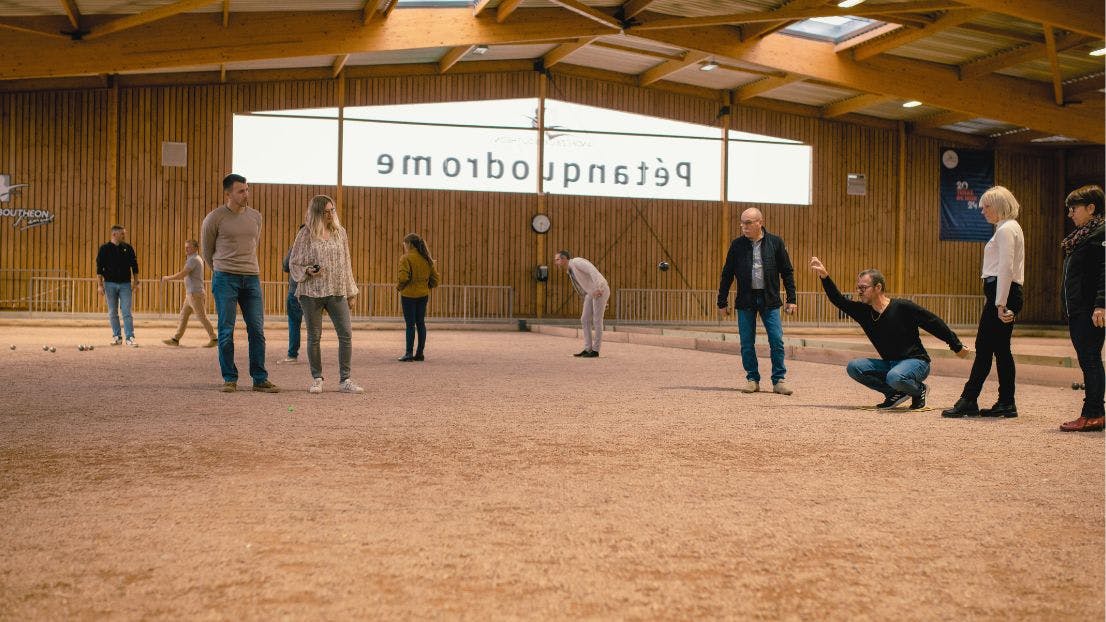 Von improvisierten Plätzen zu modernen Boulodromen