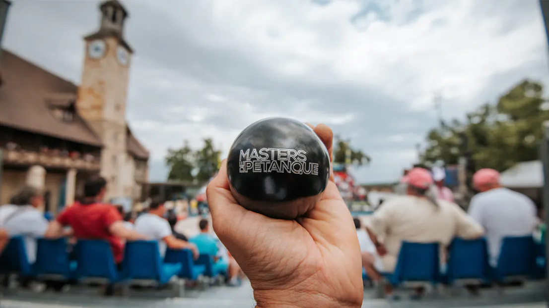 Une boule de pétanque Obut avec le logo des Masters de pétanque