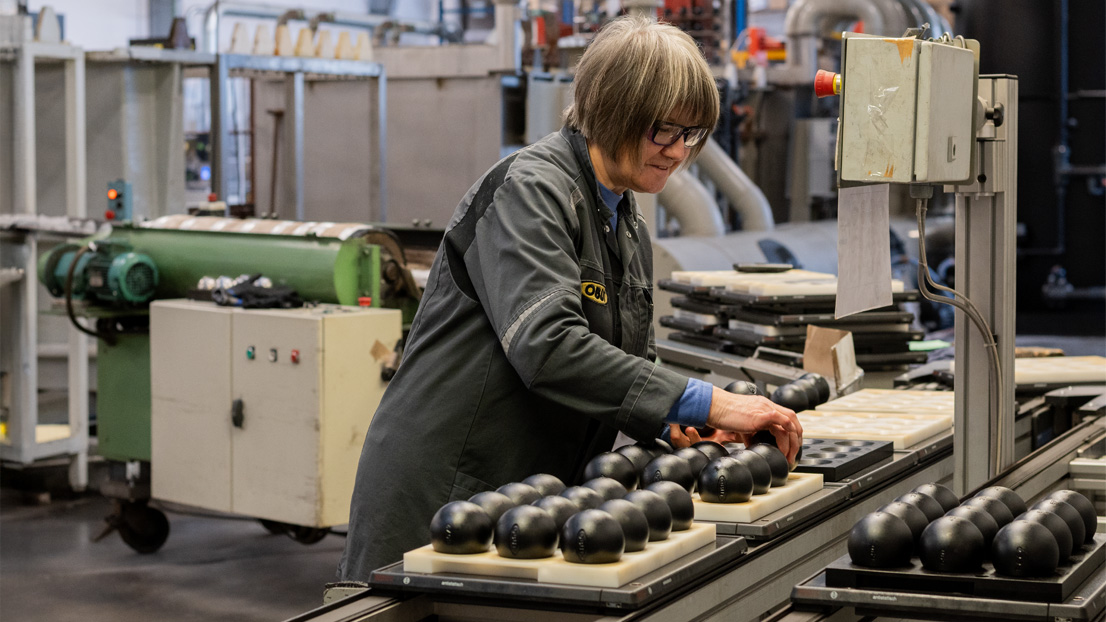 Poste de finition des boules de pétanque dans l'atelier Obut