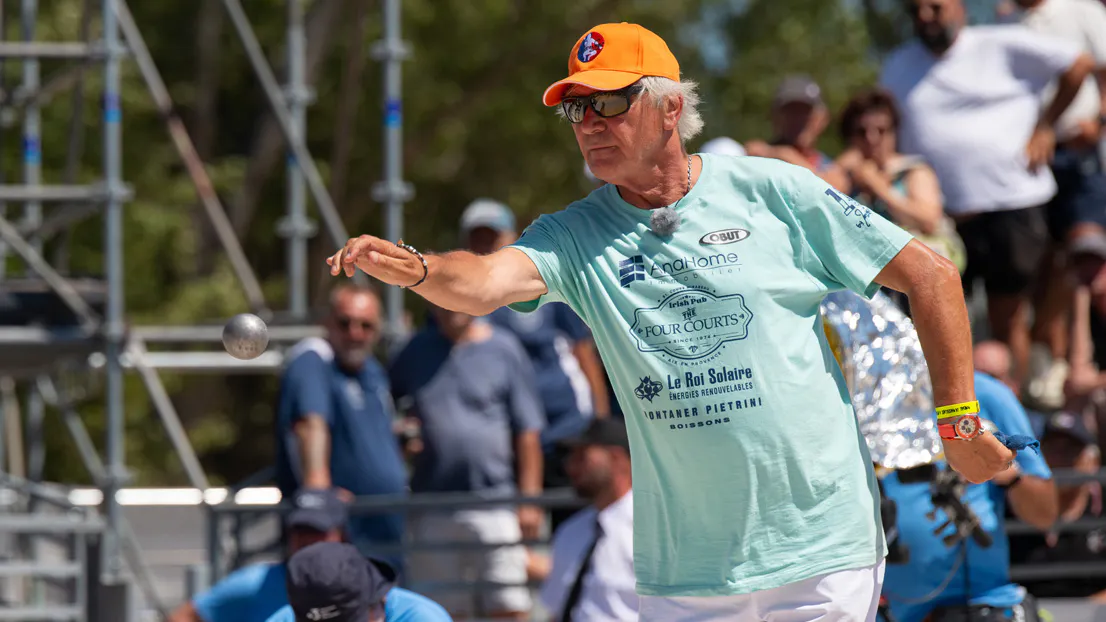 Marco Foyot lance une boule de pétanque Obut lors d’une compétition