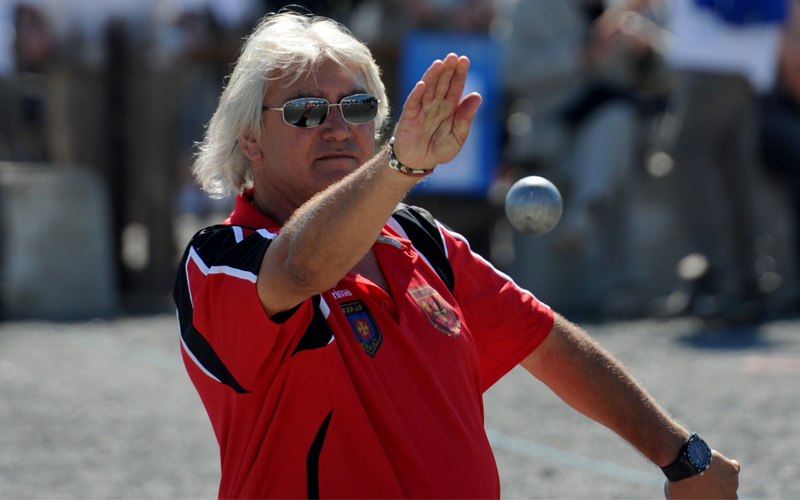 Marco Foyot en action lors d’une partie de pétanque officielle en compétition