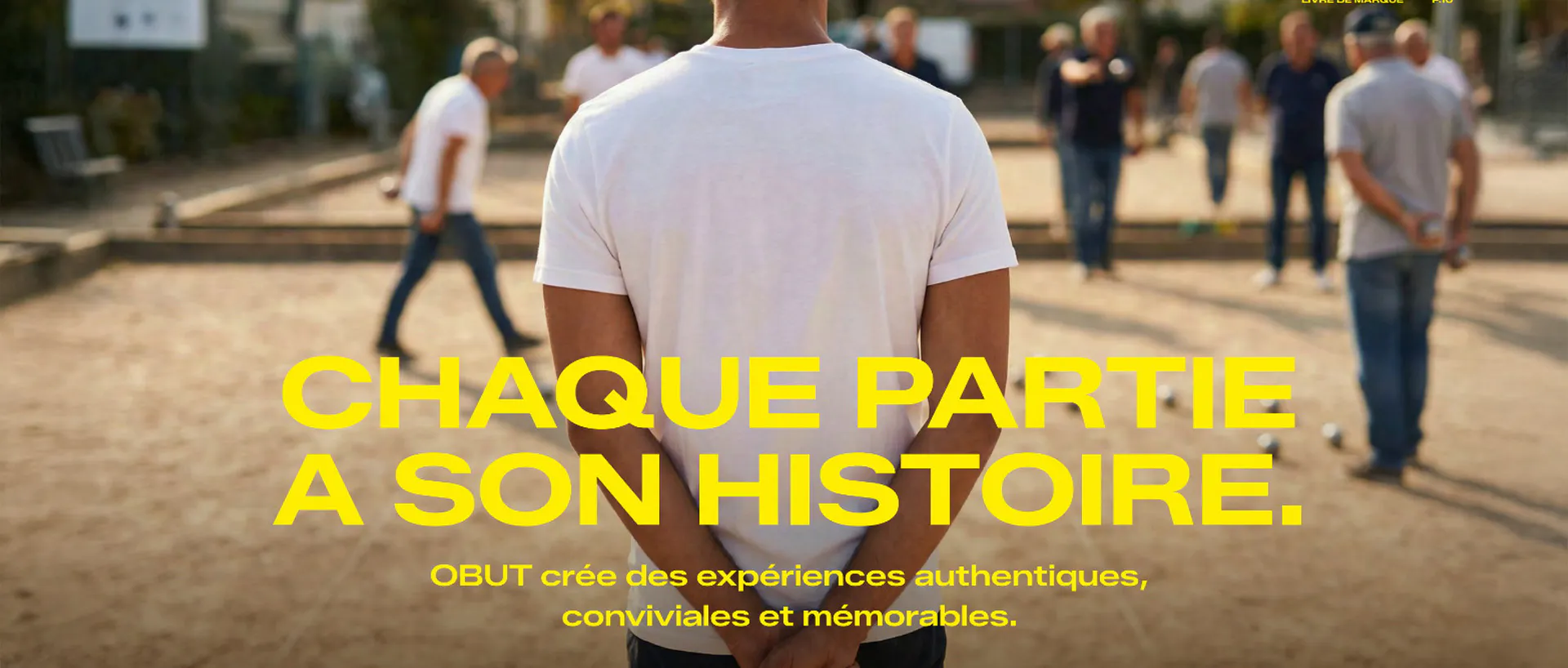 Joueurs de pétanque sur un terrain de pétanque avec le slogan chaque partie a son histoire