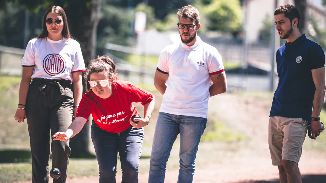 Moment de partage autour d’une partie de pétanque entre amis