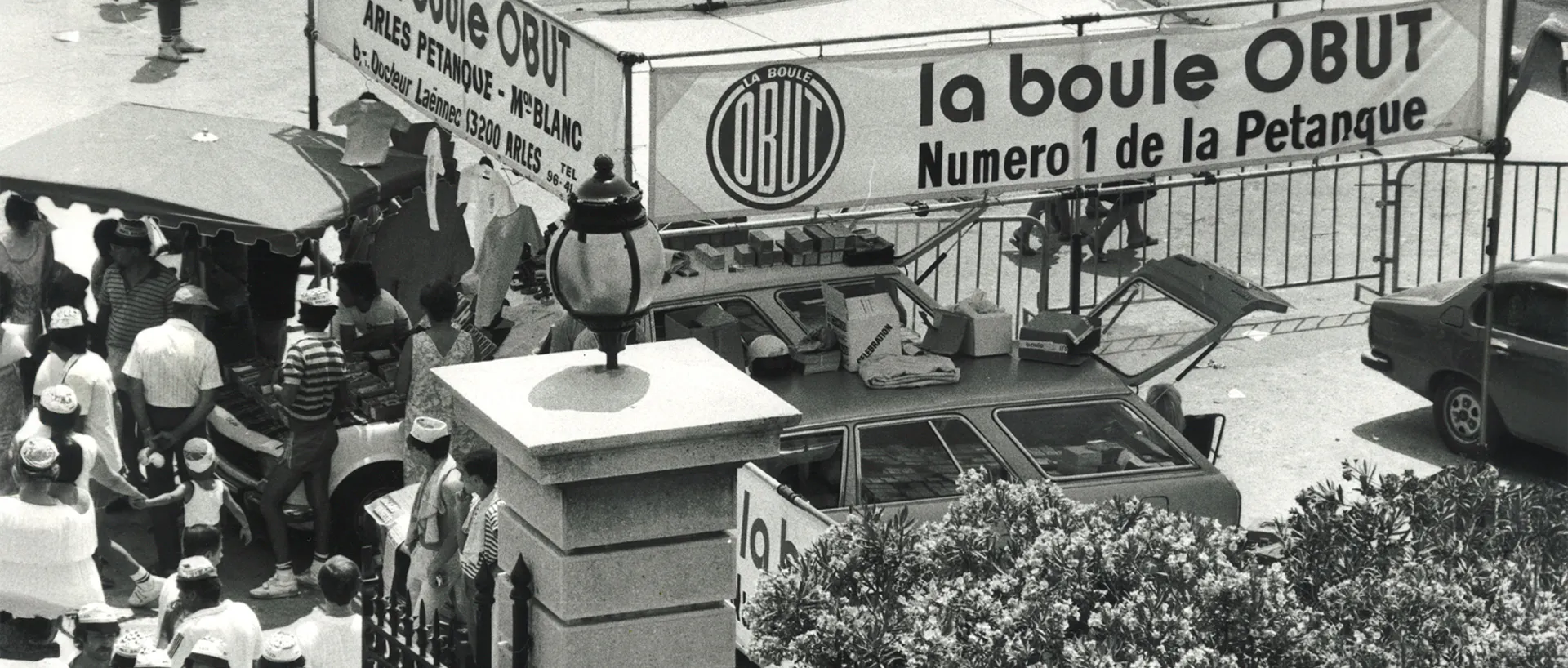 Ancien stand Obut avec présentation de boules de pétanque
