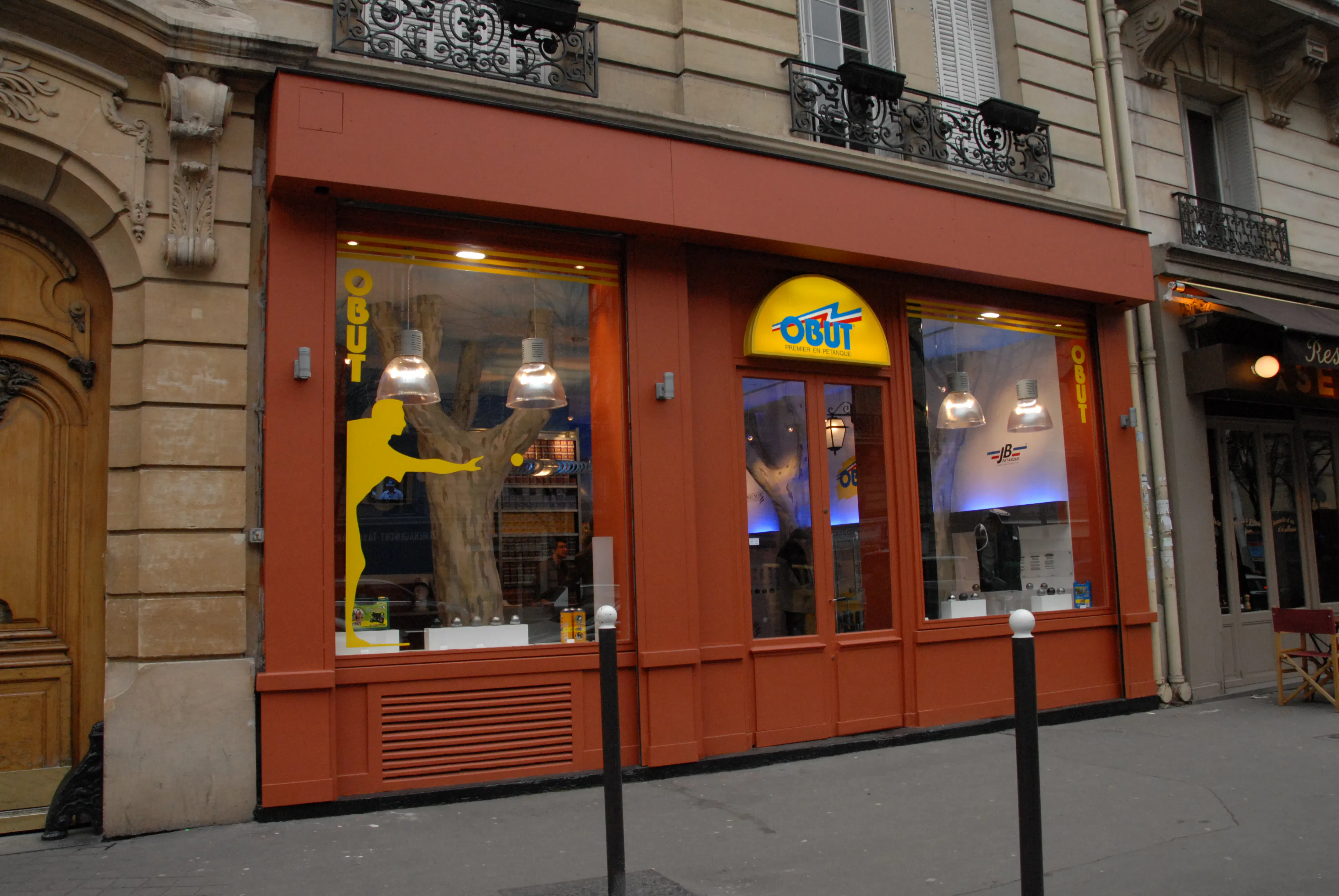 Magasin Obut avec vitrines de boules de pétanque et accessoires