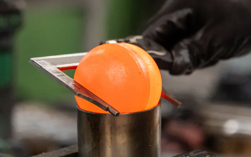 Fabrication d'une boule de pétanque dans les ateliers Obut