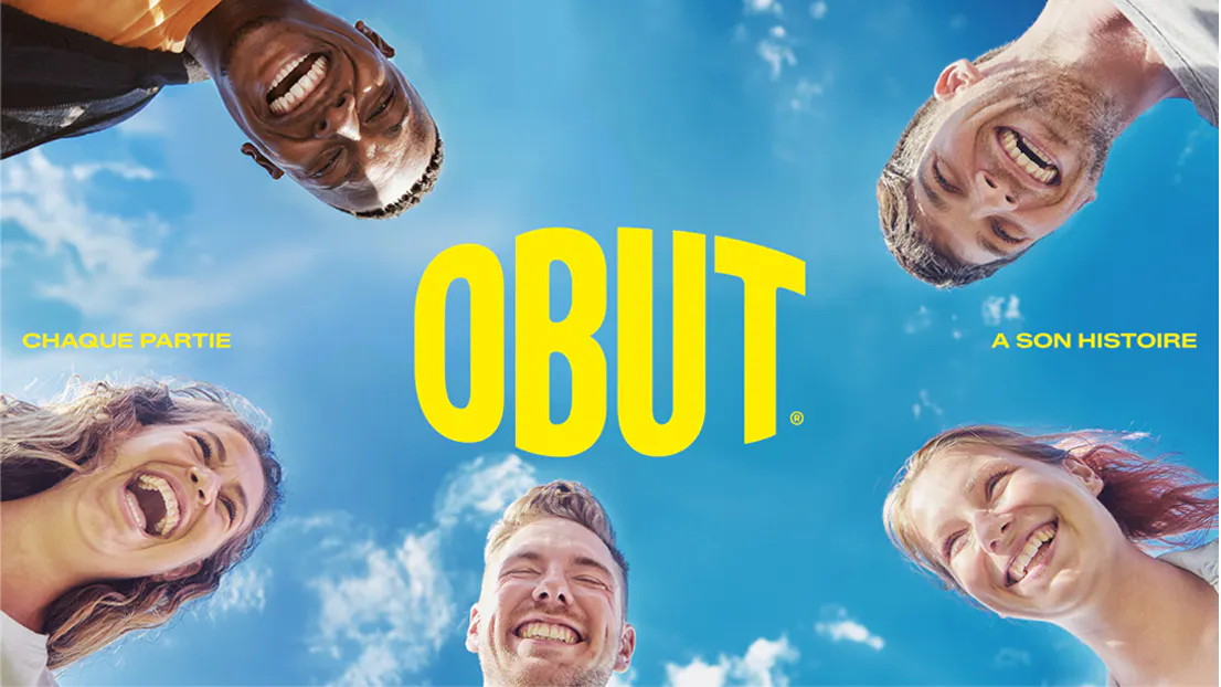 Groupe d'amis souriants formant un cercle autour du logo obut sur fond bleu ciel