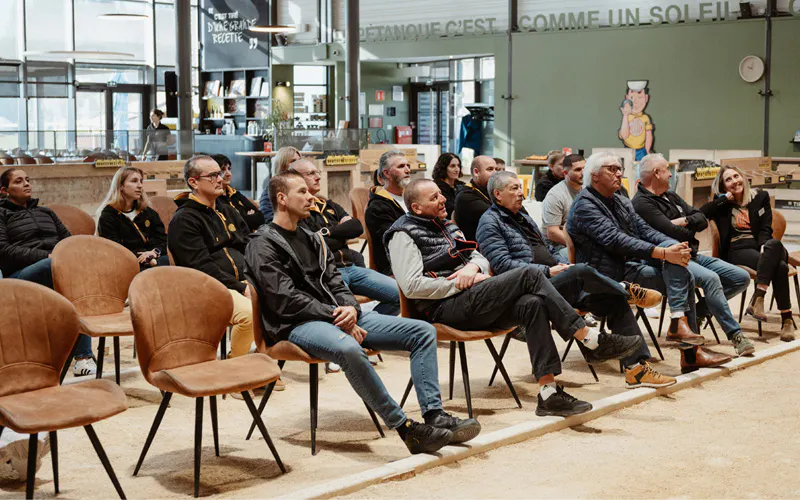 Joueurs de la Team Obut participant à une activité lors de la journée immersion dans les locaux Obut