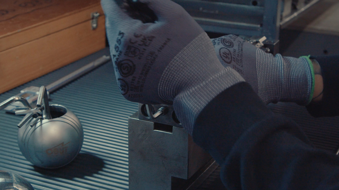 Une agente de production Obut manipulant et réglant ses outils