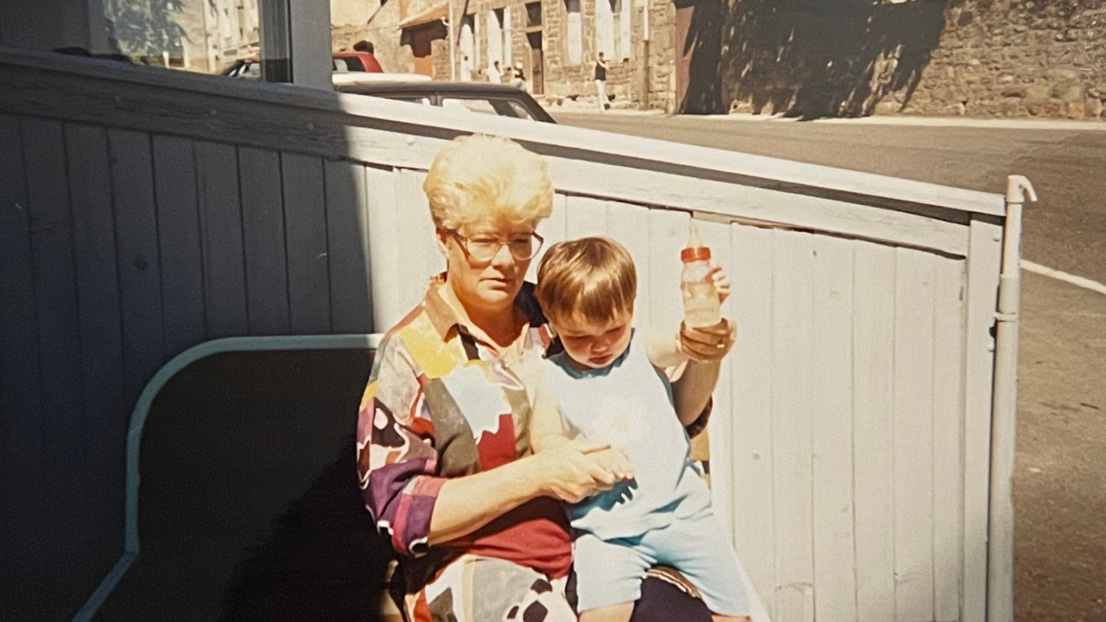 Amaurie, agente de production Obut, partage un moment de pétanque avec sa mamie