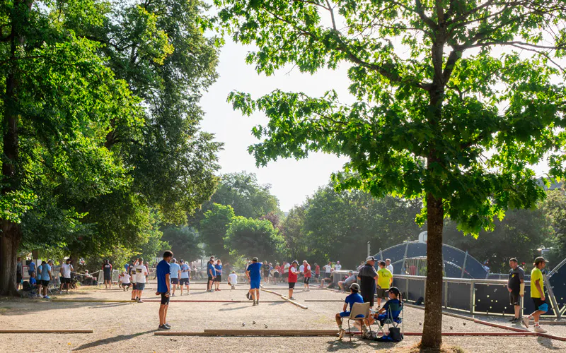 Partidas de competición bajo los árboles en Espalion