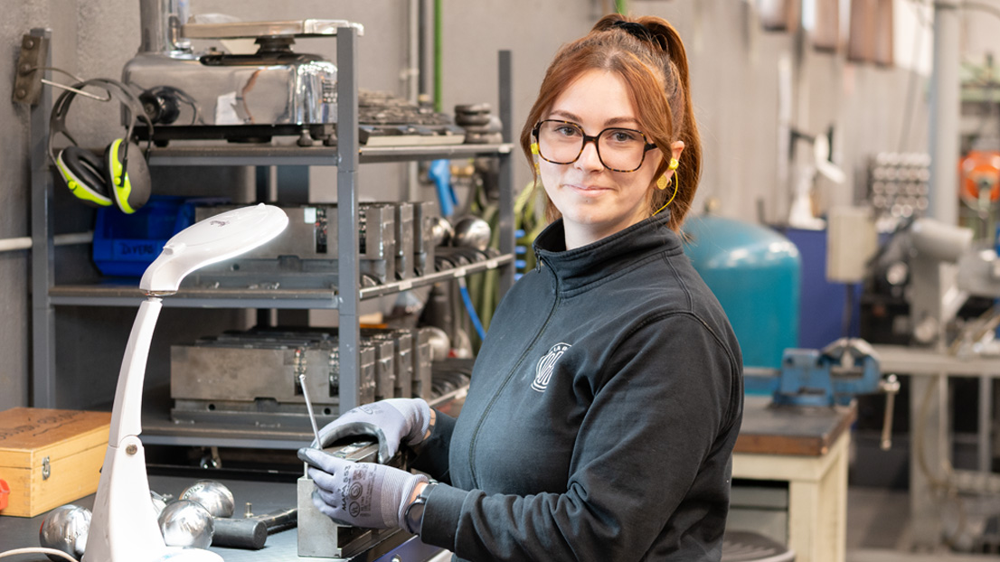 Amaurie dans les ateliers Obut à son poste de travail
