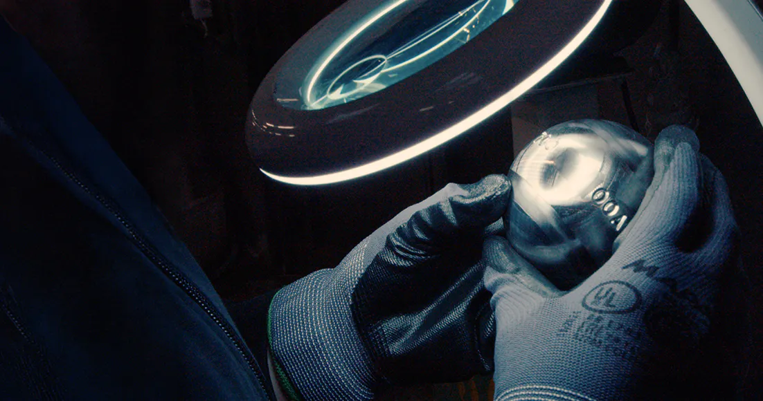 Contrôle des marquages obligatoires d'une boule de pétanque Obut sport compétition