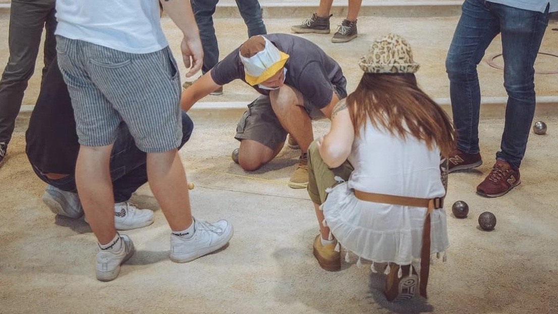 Amaurie avec un groupe d'amis jouant à la pétanque