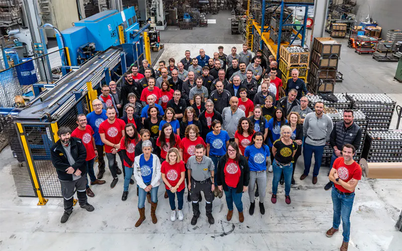 Ensemble des collaborateurs Obut dans l'atelier de fabrication