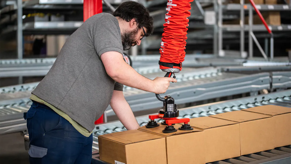 Un collaborateur Obut, dans les ateliers de logistique, utilisant un équipement pour améliorer l'ergonomie du poste de travail.