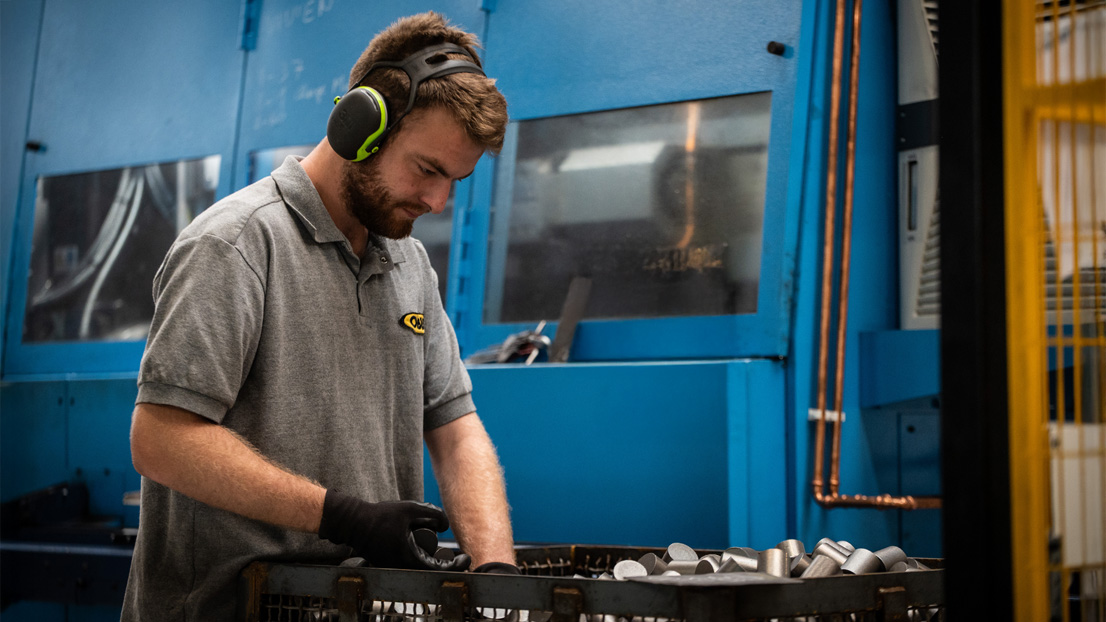 Un collaborateur Obut, dans les ateliers de fabrication, portant ses équipements de sécurité pour réaliser ses missions.