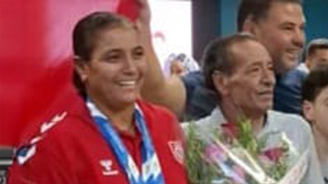 Mouna Beji, pétanque champion, with her father, receiving a medal