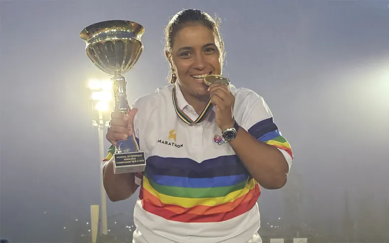 Mouna Beji, pétanque champion, lifting a trophy