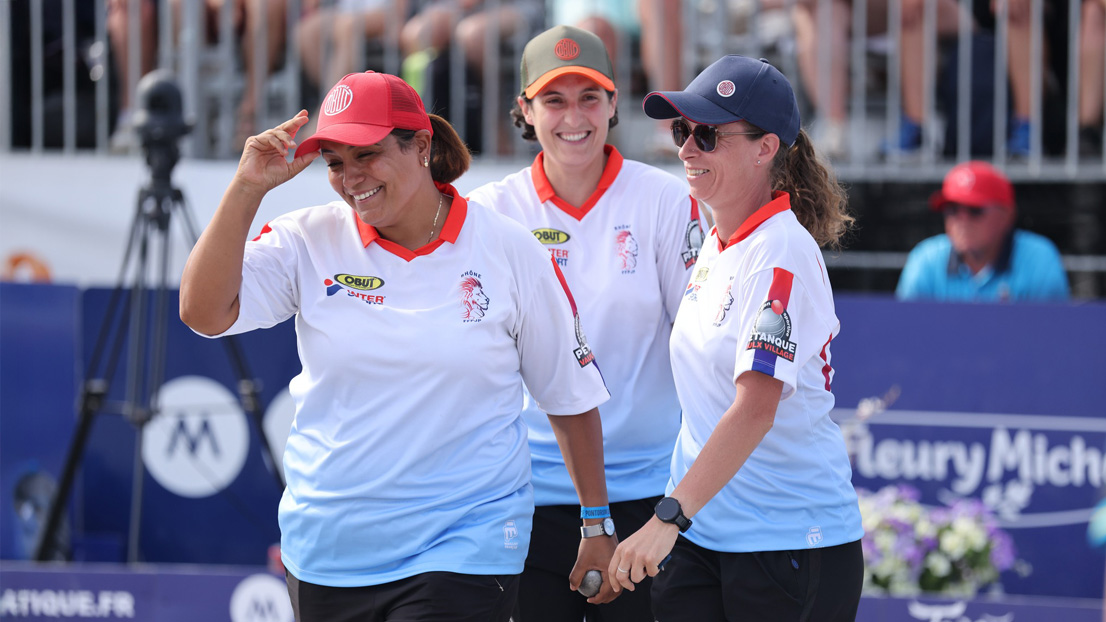 Mouna Beji, Nadège Baussian and Ludivine d'Isidoro celebrating a victory
