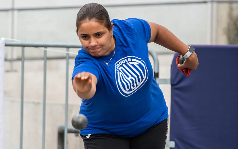 Mouna Beji performing a pétanque throw