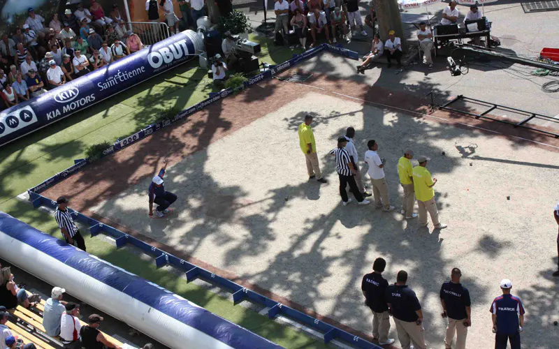 Joueurs de pétanque sur un terrain à Saint-Etienne lors des Masters de Pétanque
