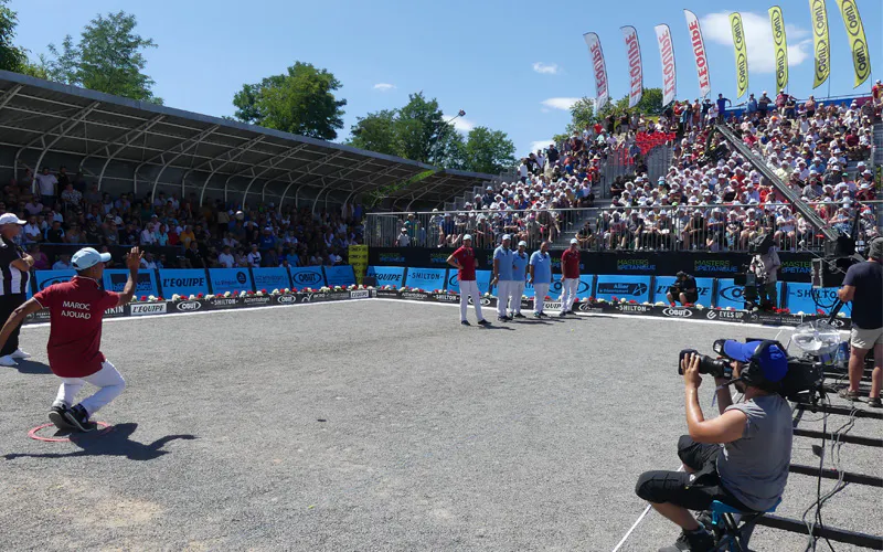 Joueur de pétanque lançant une boule lors d'une compétition des Masters de pétanque à Montluçon