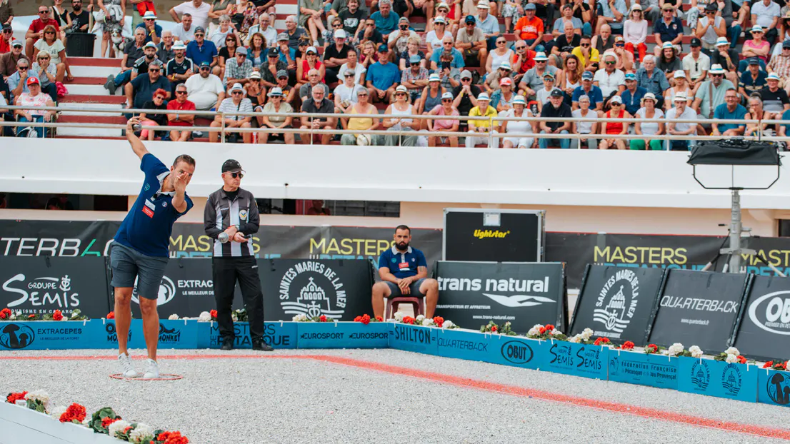 Dylan Rocher, joueur Obut réalisant, réalisant un geste de pétanque