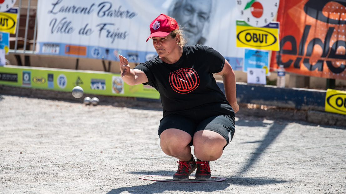 Florence Schopp, joueuse du Team Obut, réalisant un geste de pétanque lors d'une compétition