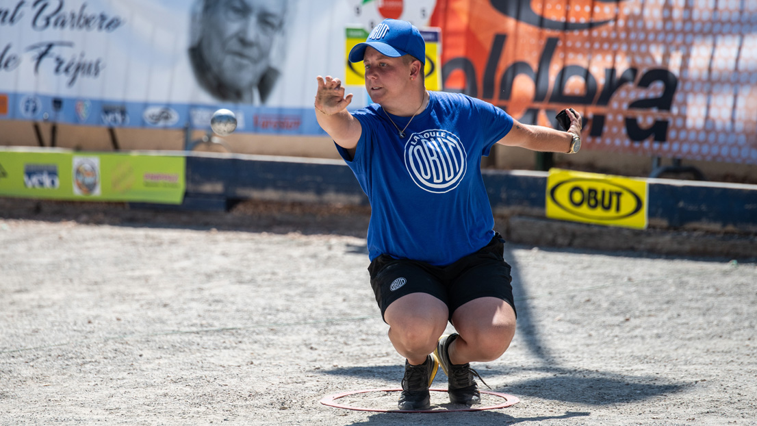 Emma Picard, joueuse du Team Obut, réalisant un geste de pétanque lors d'une compétition