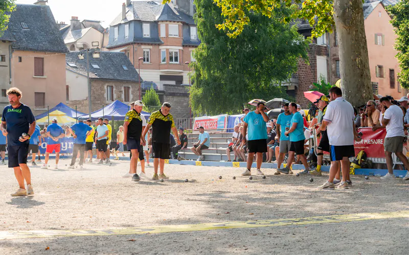Pétanque-Turnier in Espalion im Freien mit Spielern während einer Partie