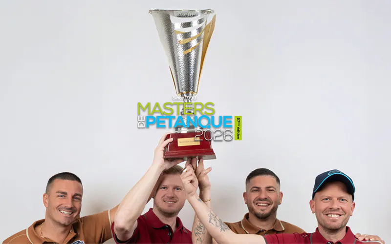 Les tenants du titre des Masters de Pétanque 2026 soulevant la coupe