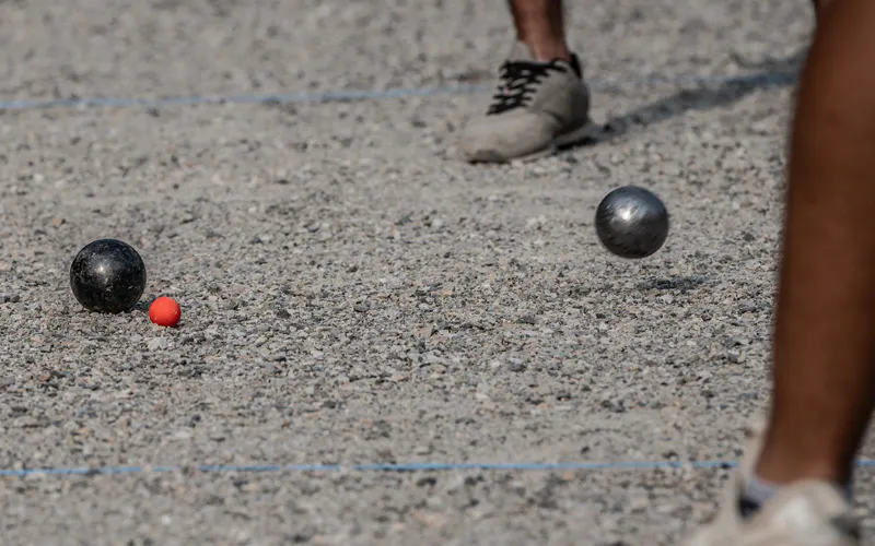 Boules de pétanque près du cochonnet sur un terrain de compétition