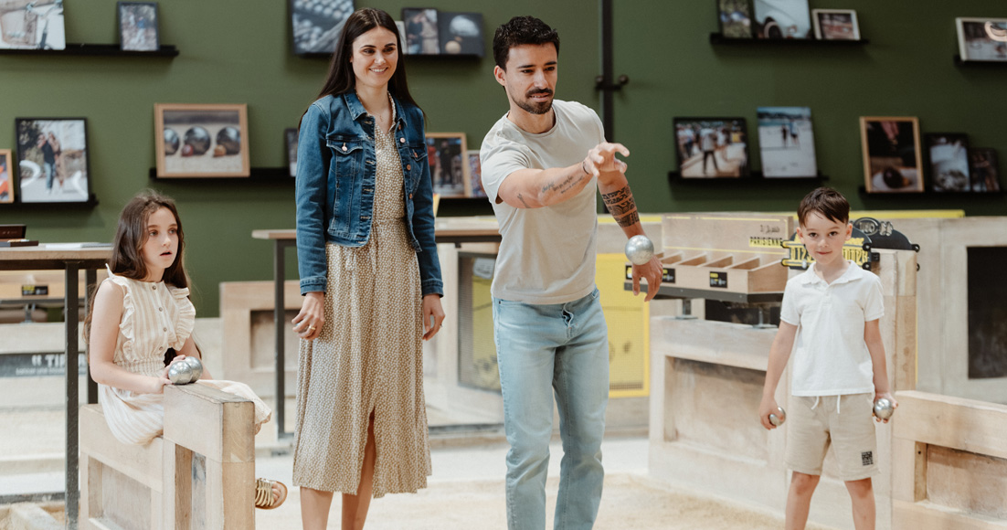 Un couple partageant un moment de joie en jouant à la pétanque