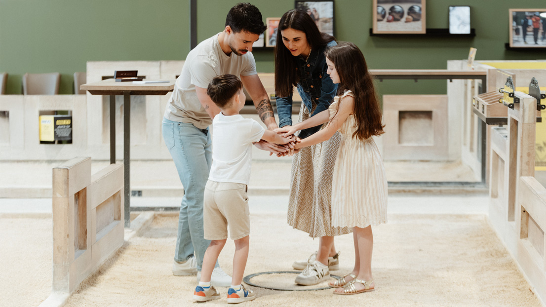 Une famille partageant un moment de convivialité dans les locaux de La Boule Obut