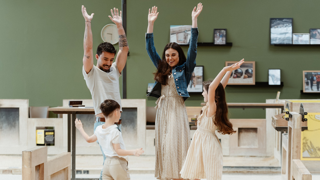 Une famille partageant un moment de joie au Carré Pétanque Obut