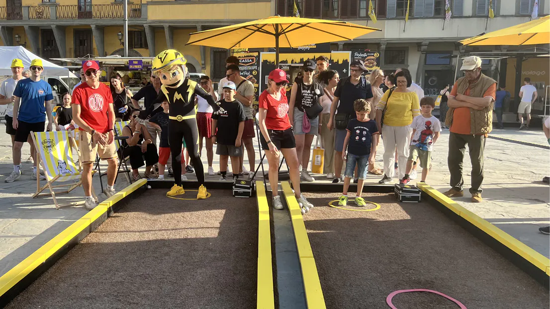 Deux terrains de pétanque Obut installés pour une animation dans une ville départ du Tour de France