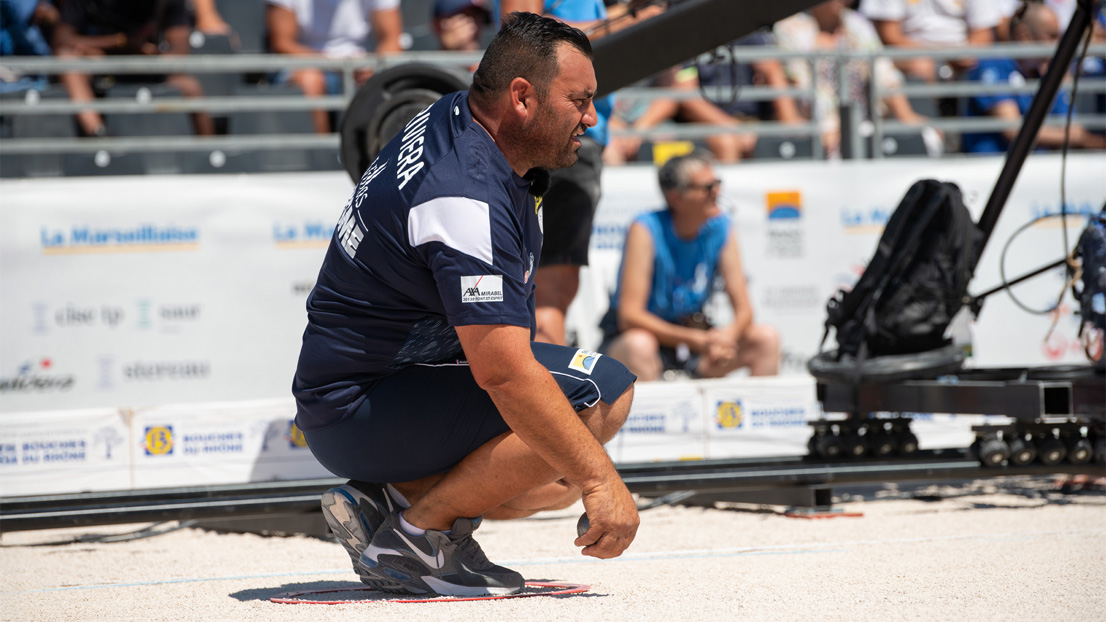 Joueur de pétanque sur un terrain lors d'une compétition