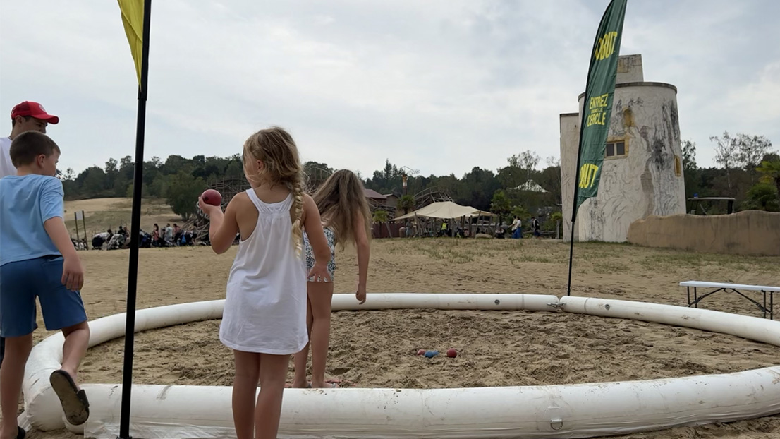 Barn som spelar pétanque under Gulli Tour 2026