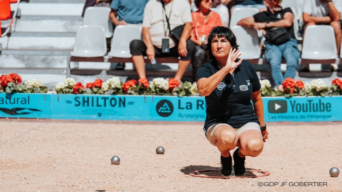 Aurélia Blazquez joueuse de pétanque de la Team Obut sur le terrain des Masters de Pétanque