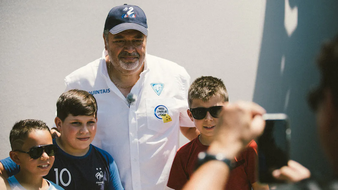 Philippe Quintais, Pétanque-Weltmeister, lässt sich mit Kindern fotografieren