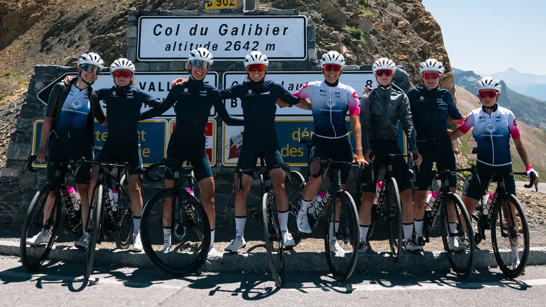 L'équipe de cycliste féminine Ma Petite Entreprise posant devant le panneau col du Galibier