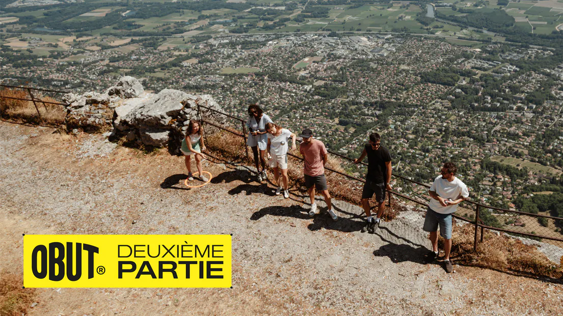 Un groupe d'amis jouant à la pétanque à la montagne avec une belle vue
