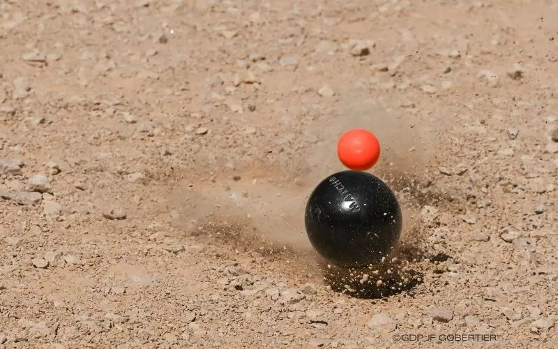 Impact d'une boule de pétanque Obut MATCH + et un cochonnet