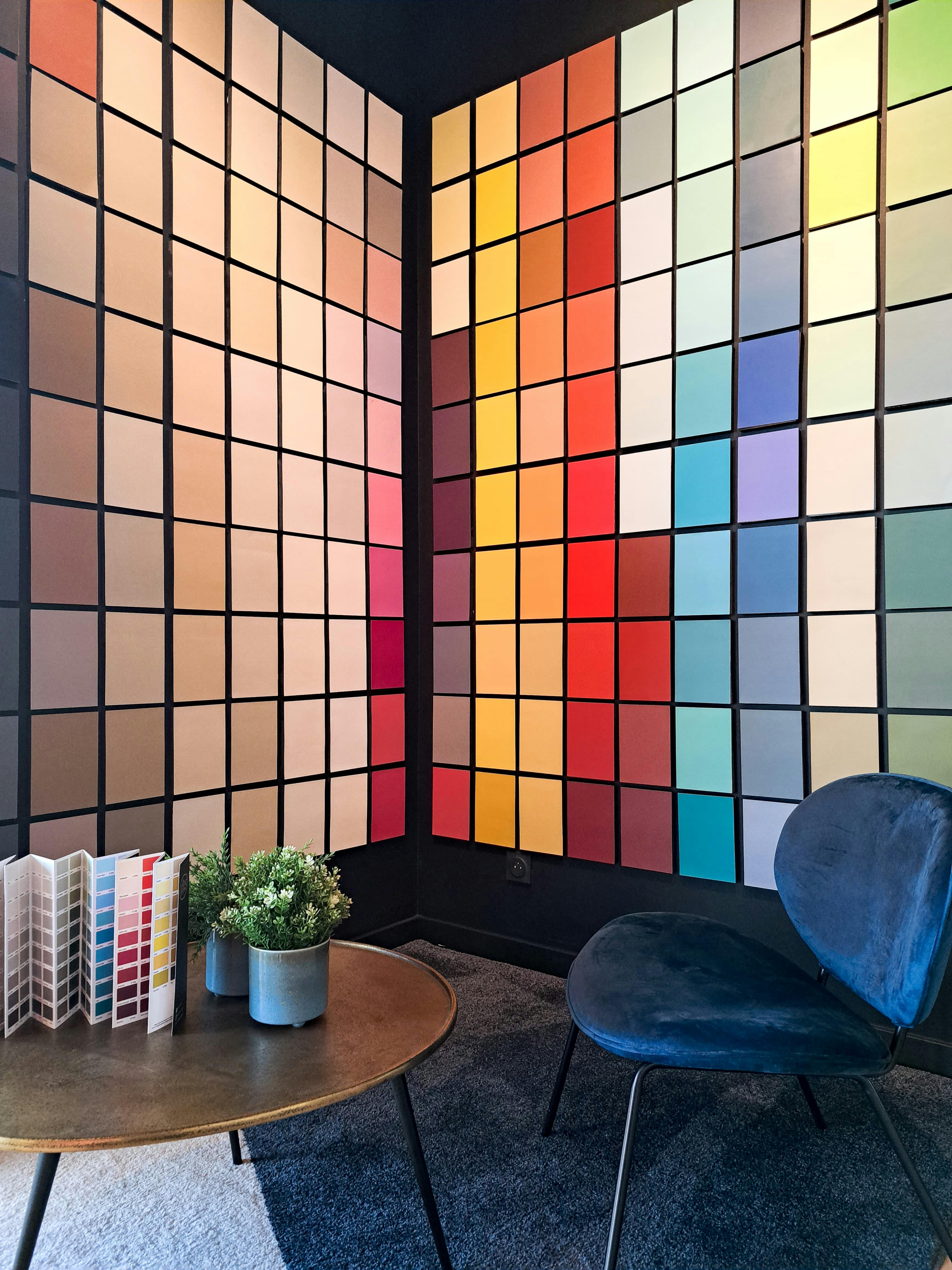 photo d'un mur de teintes aux couleurs de 1825, 194 teintes affichées pour un choix de peinture chez oc concept 82 Peinture, décoratrice d'intérieur et matériaux