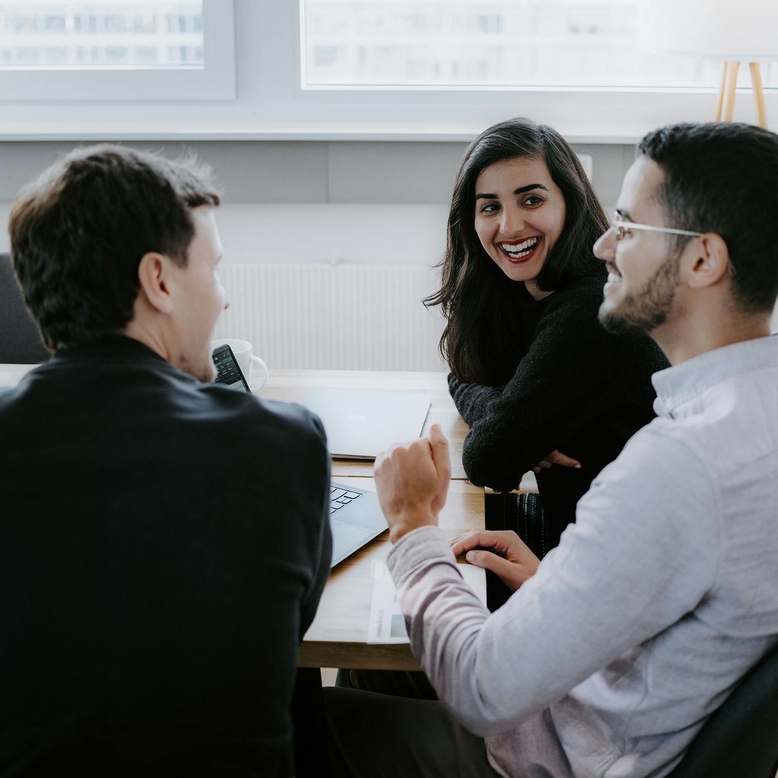 Ein Meeting mit drei Teammitgliedern