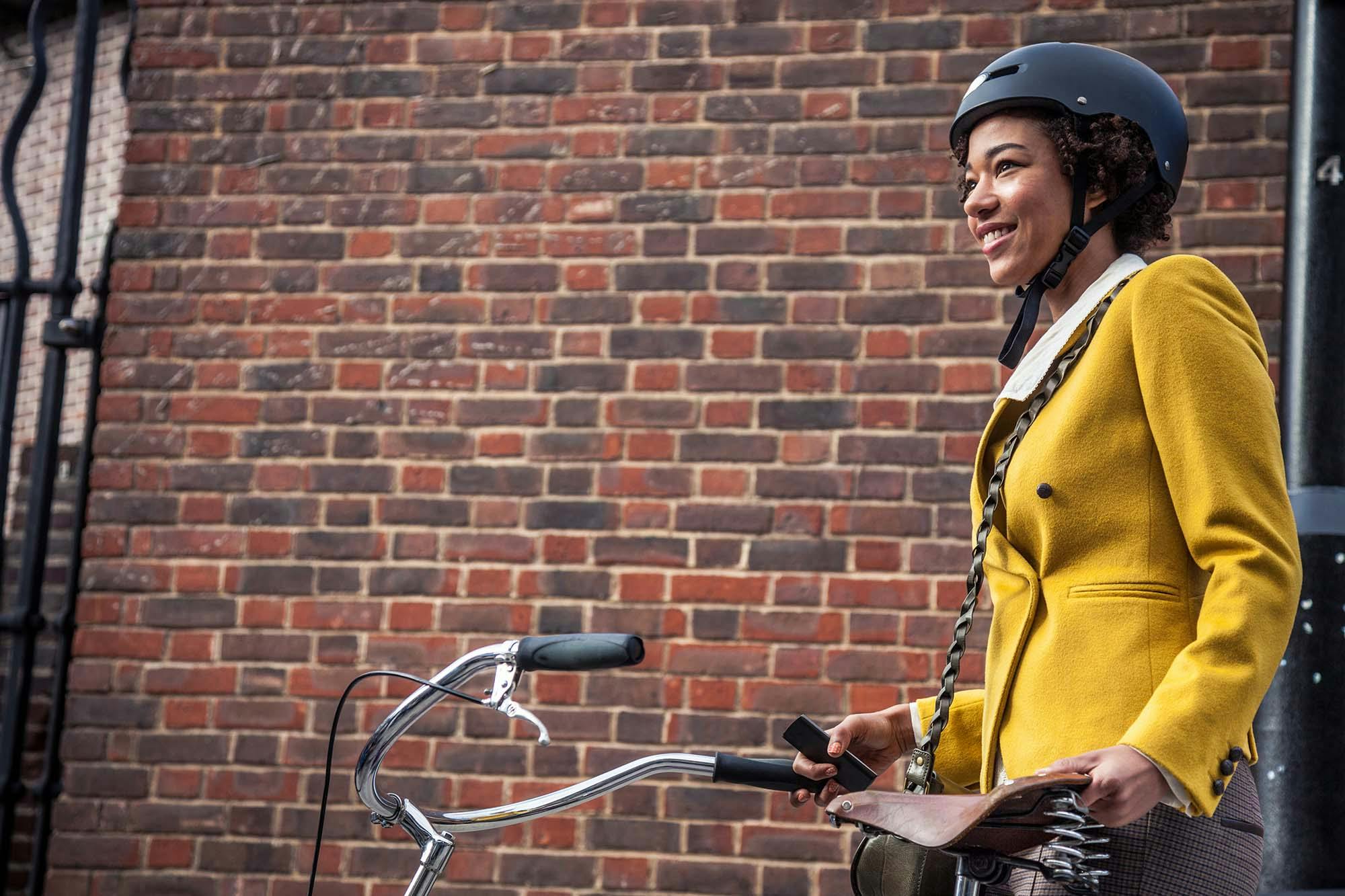 Frau nutzt Mobilitätsangebot ihres Arbeitgebers und fährt Rad