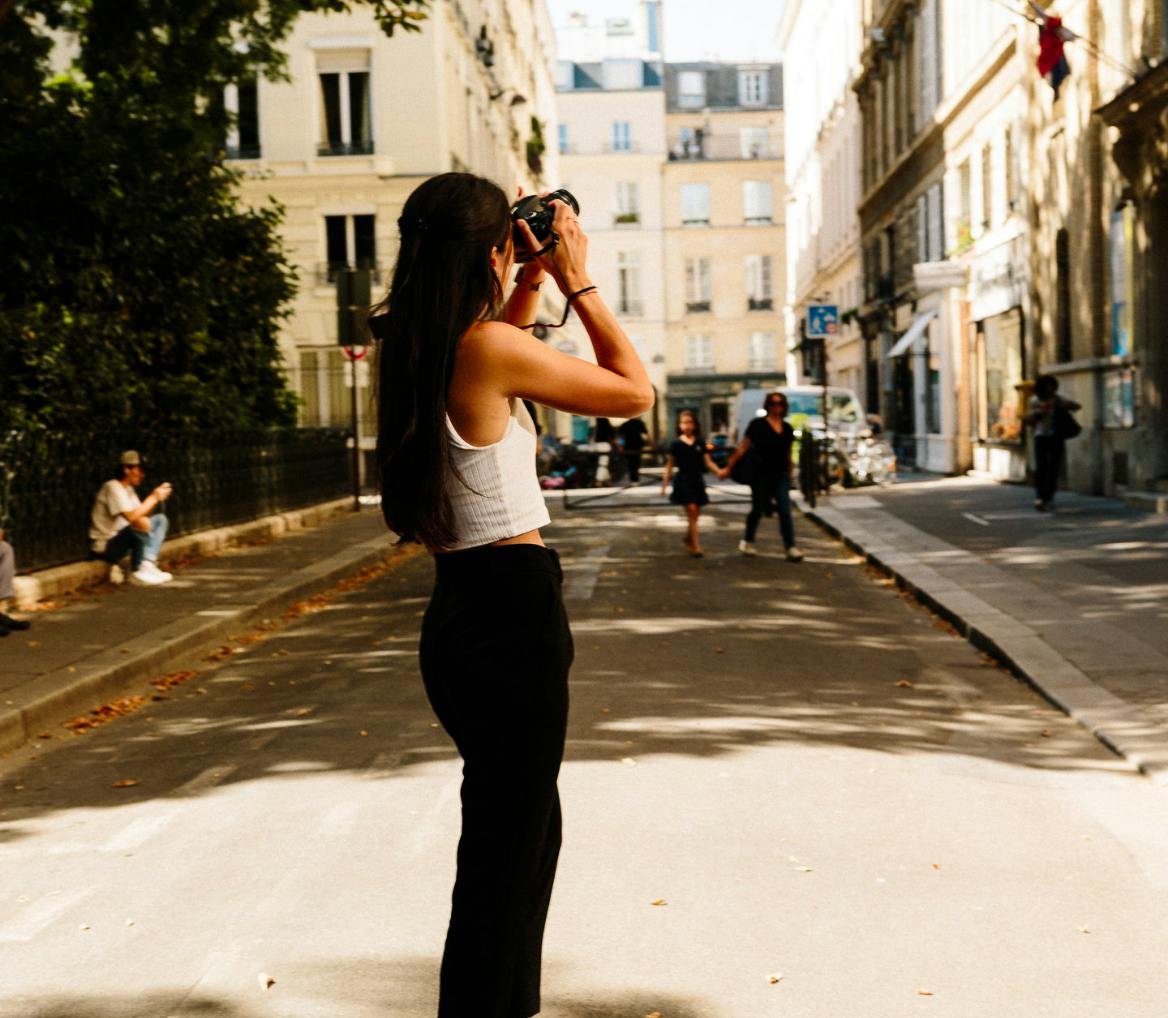 woman photographer in Paris street