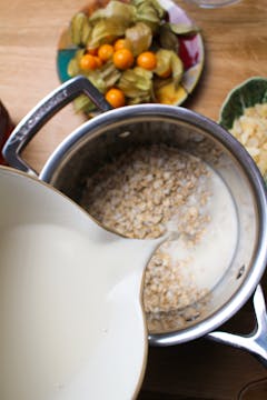 oats in saucepan 
