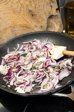 red onions in a frying pan
